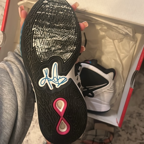 Kyrie Infinity - Picture 3 of 7